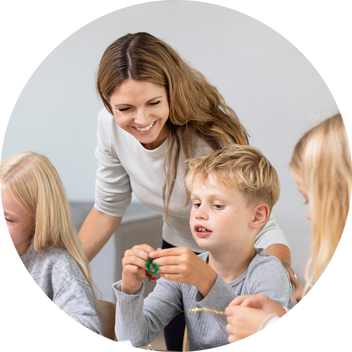 Aime être créatif en famille.