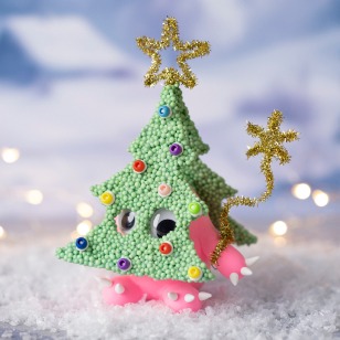Monstre amical caché derrière un sapin de Noël fait en Foam Clay