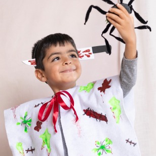 Image en collage – Garçons déguisés en zombies avec une araignée à la main