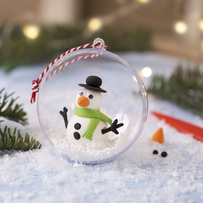 Boules de Noël en pâte Silk Clay® avec des bonhommes de neige