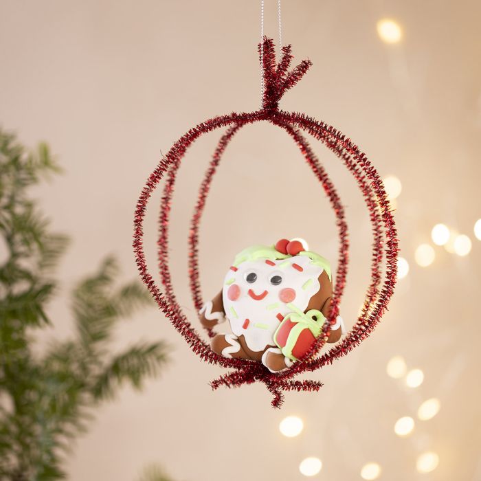 Décoration de Noël faite avec un cœur en pain d'épices en pâte Silk Clay®
