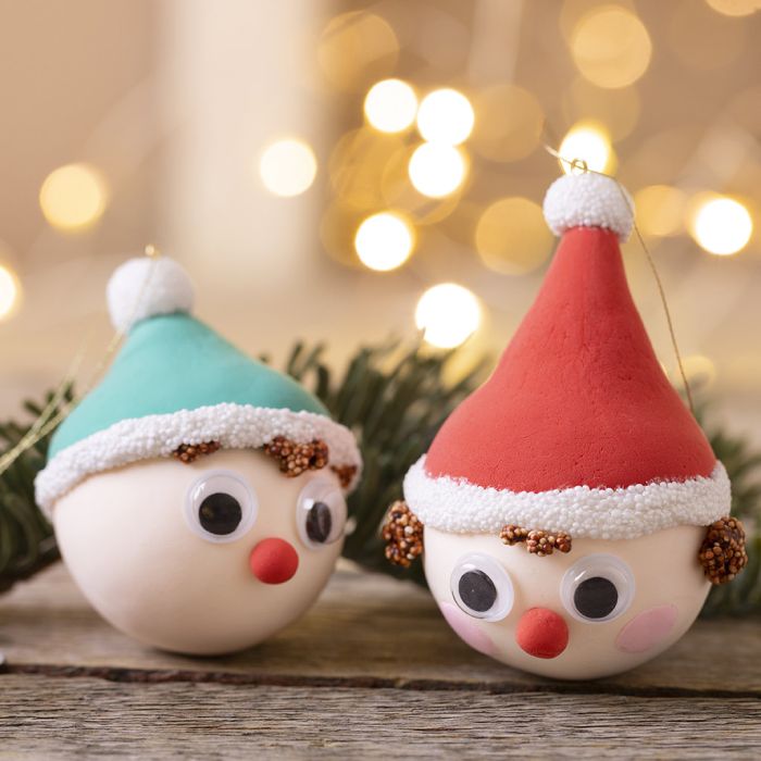 Des boules de Noël en forme de lutins faites en pâtes Silk Clay® et Foam Clay®