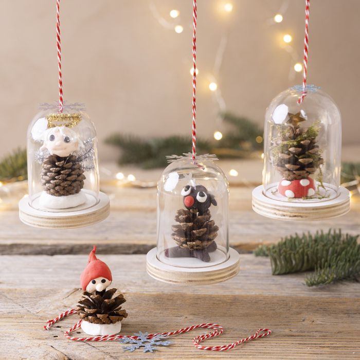 Cloches festives avec décorations en pomme de pin à suspendre
