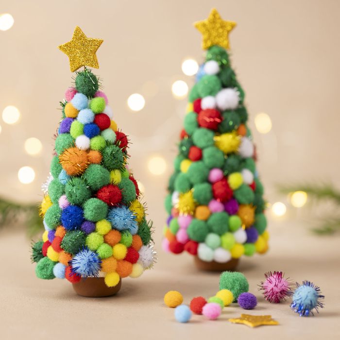 Sapins de Noël à pompons colorés