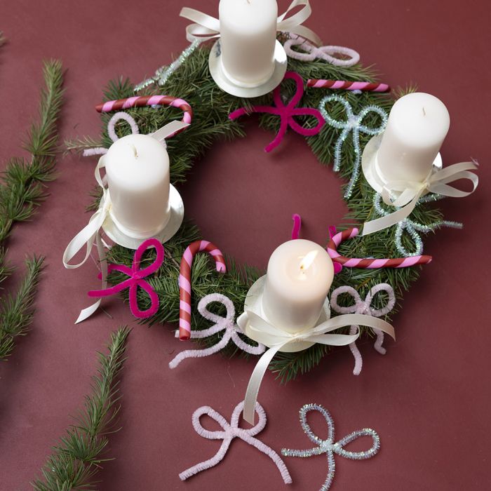 Couronne de Noël avec décorations en argile fine et fil chenille 