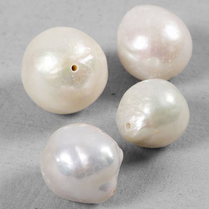 Perles d’eau douce, d 13-14 mm, diamètre intérieur 0,8 mm, Perforé longitudinalement, nacré, 4 pièces/ 1 Pq.