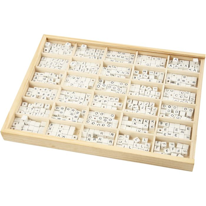 Perles lettres, A-Z, &, #, ?, dim. 8x8 mm, diamètre intérieur 3 mm, blanc, 750 ass./ 1 Pq.