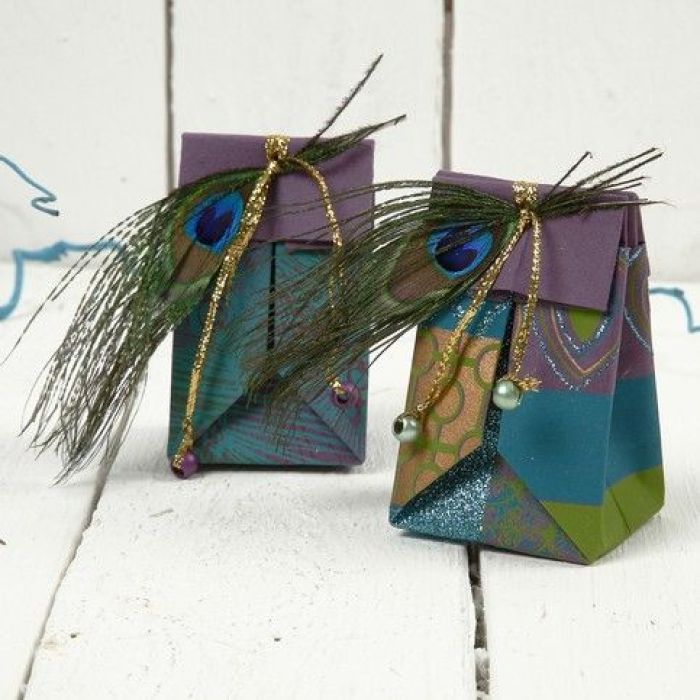 Un petit sac cadeau plié en papier fait main