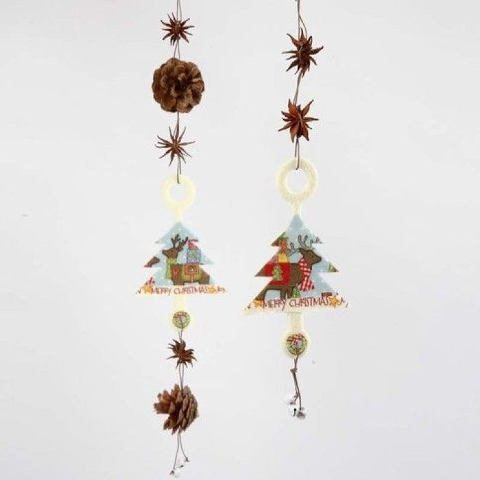 Une décoration avec des arbres de Noël en feutre, des matériaux naturels et des clochettes