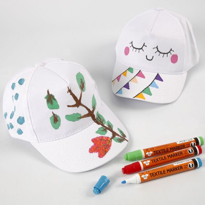 Une casquette décorée avec des marqueurs pour textile.