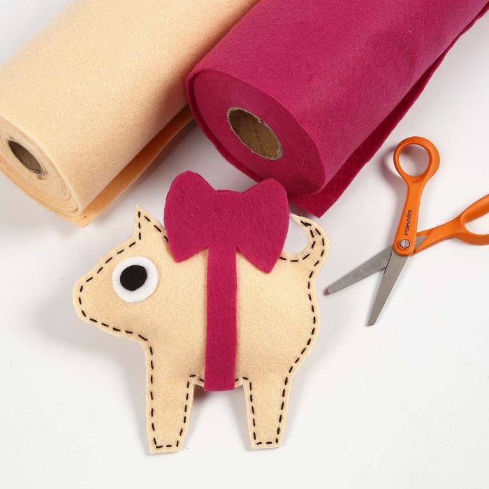 Un petit cochon de Noël avec un nœud rouge