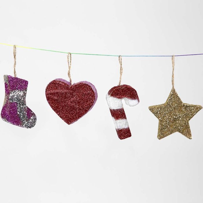 Des décorations de Noël à suspendre en papier mâché avec des paillettes
