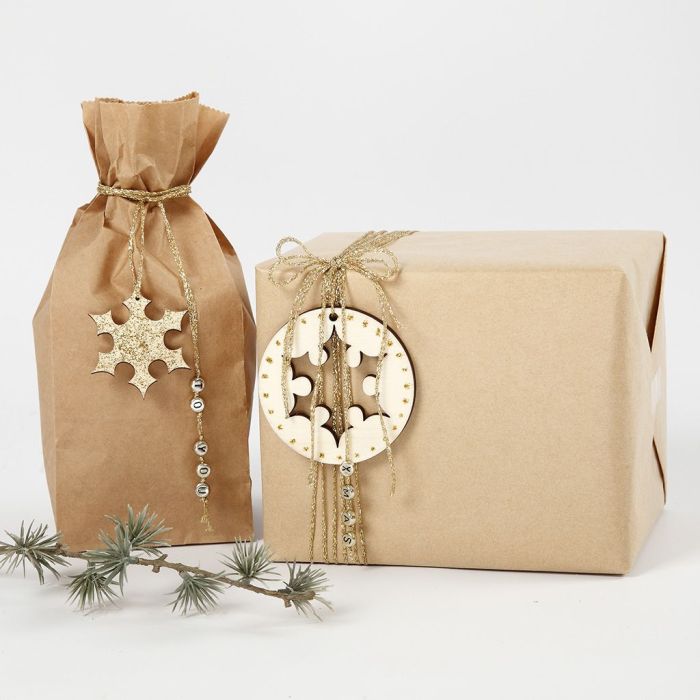 Emballage cadeau décoré avec des décorations dorées