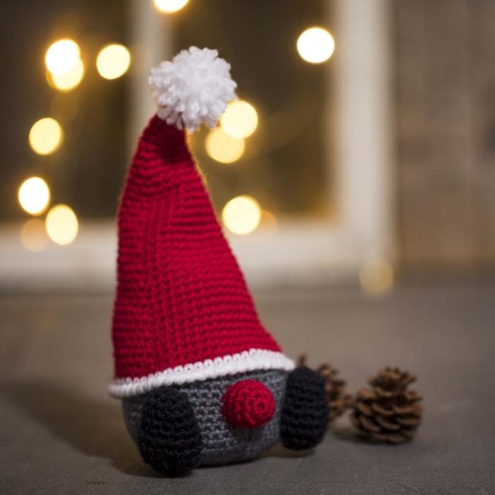 Lutin crocheté avec grand chapeau en fil acrylique