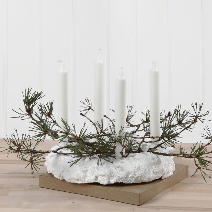 Une couronne de l’Avent en Foam Clay décorée avec des branches d’épicéa et des paillettes