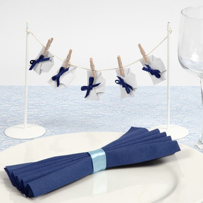 Décorations de table avec des couches sur une ficelle pour un baptême