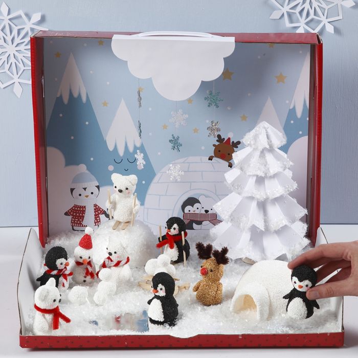 Pays des merveilles hivernal avec des figurines miniatures en pâte à modeler mousse