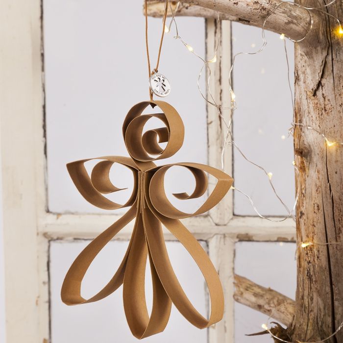 Un ange fabriqué à partir de bandes d’étoiles en papier simili-cuir