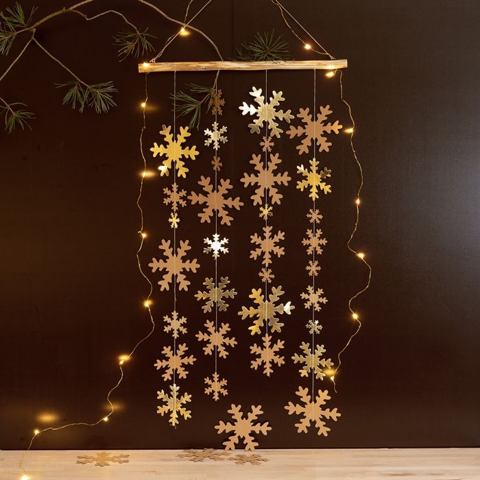 Une décoration suspendue avec des flocons de neige en faux cuir