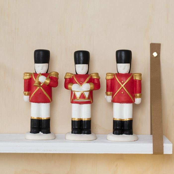 Un casse-noisette en terracotta décoré avec de la peinture Plus Color
