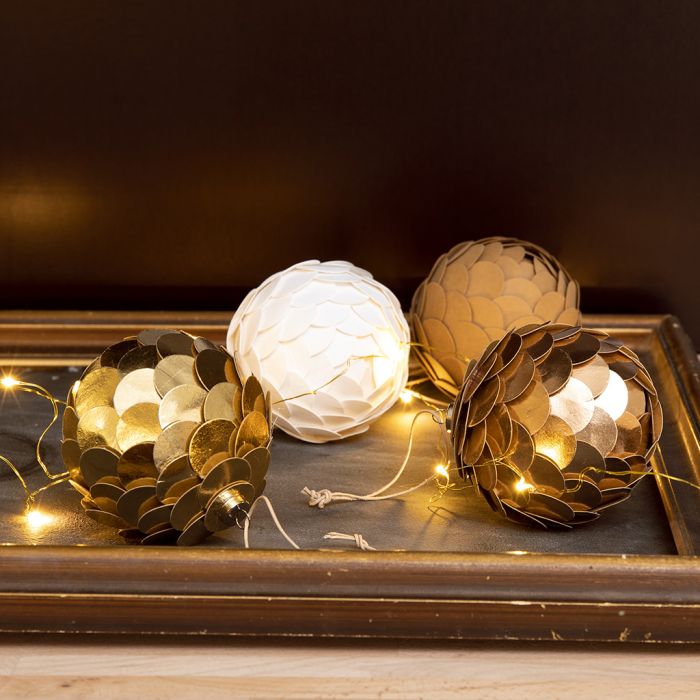 Une boule de Noël en papier simili-cuir façonnée pour ressembler à un cône.