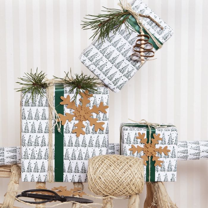 Emballage de cadeaux de Noël avec motif de sapin de Noël et décorations en papier imitation cuir