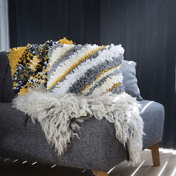 Un coussin rya en fil de tissu