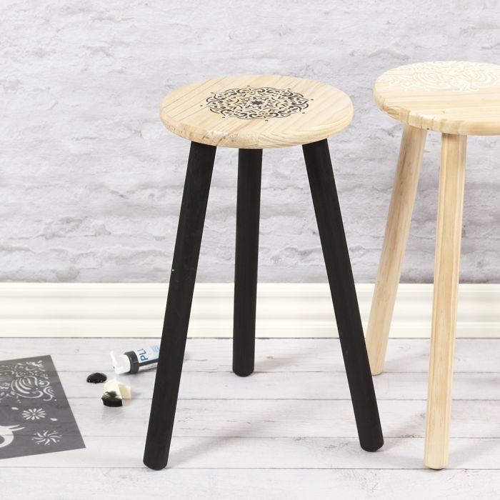 Tabouret en bois décoré de motifs ethniques à l'aide d'un pochoir