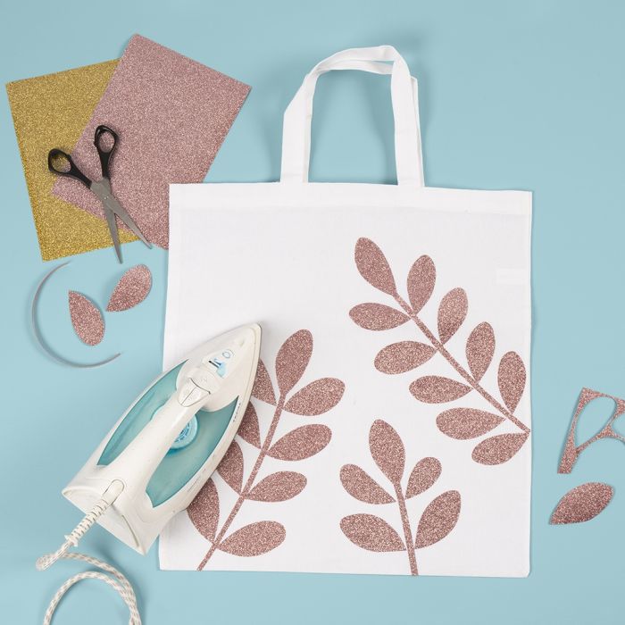 Un sac de shopping avec des feuilles en feuille thermocollante.