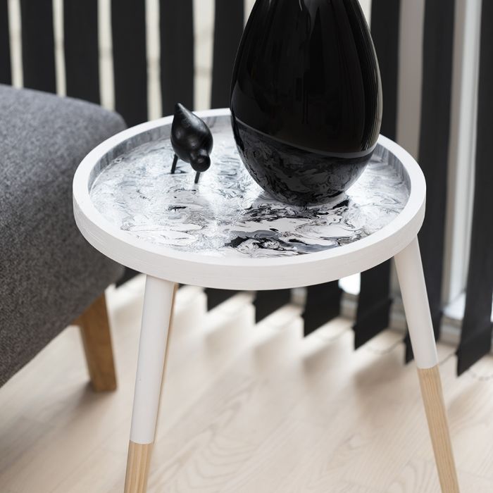 Art fluide sur une table d'appoint en bois avec le médium Pouring-Fluid