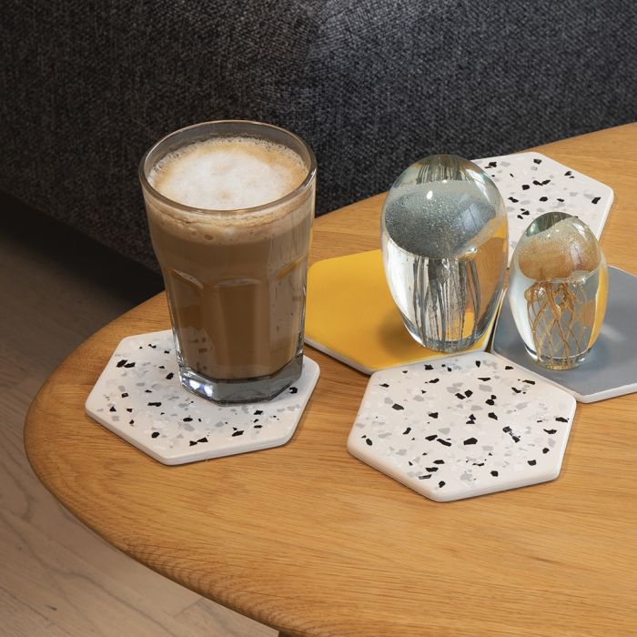 Un carreau en terre cuite décoré d’éclats effet terrazzo.