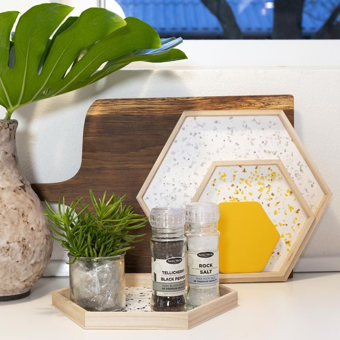 Plateaux en bois décorés de flocons de terrazzo