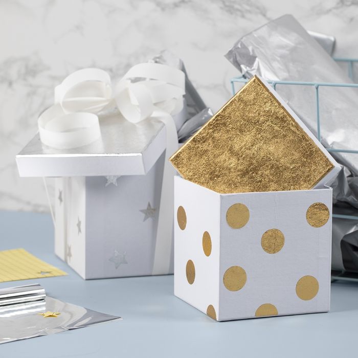 Une boîte décorée de film décoratif