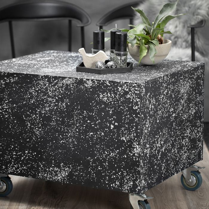 Un podium en palettes avec un aspect terrazzo.