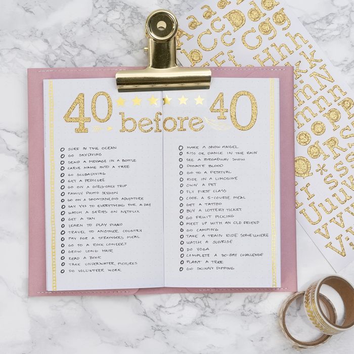 Une bucket list dans un bullet journal et un agenda.
