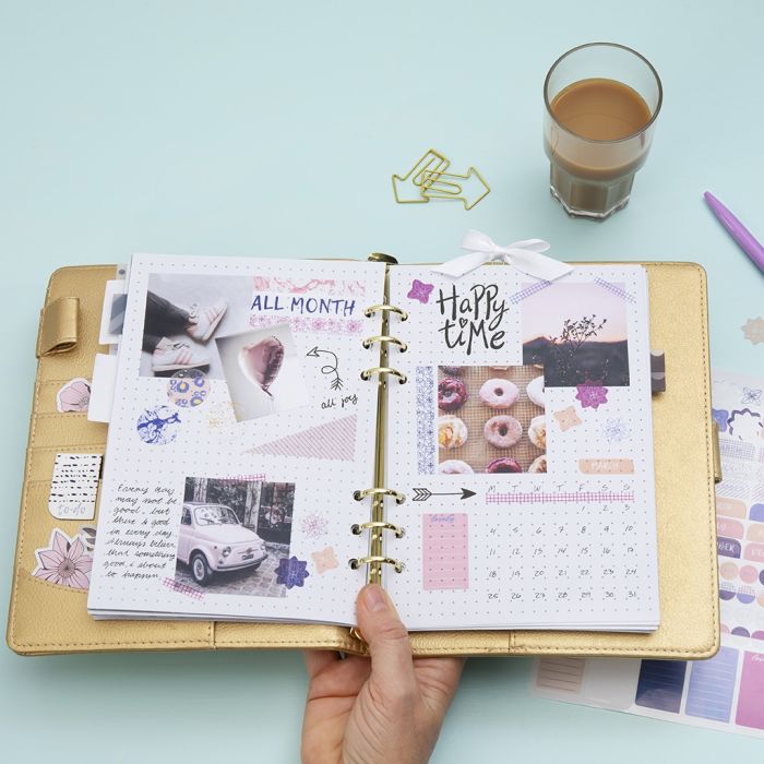 Vue mensuelle dans un bullet journal et un agenda