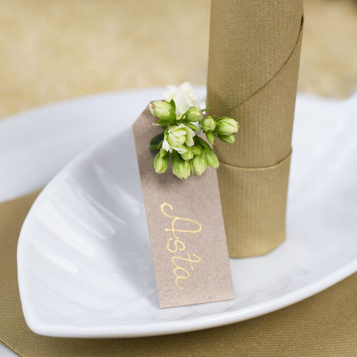 Un marque-place à partir d’une étiquette en manille avec une fleur décorative