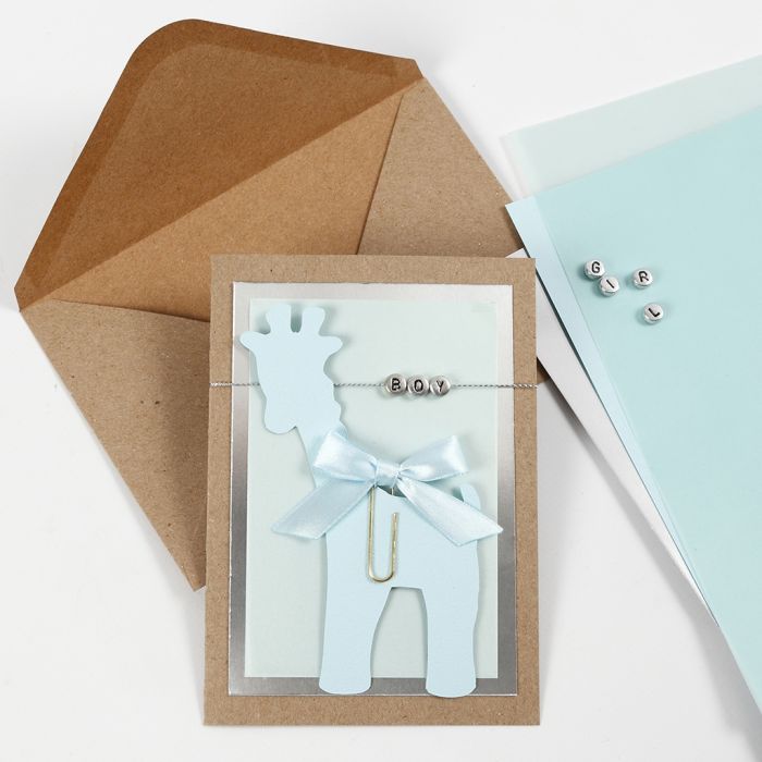 Une invitation pour un baptême avec une carte girafe et des perles lettres.