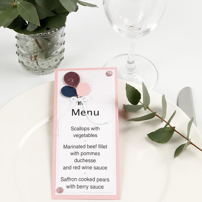 Une carte de menu avec des ballons en carton décorés de Deco Foil