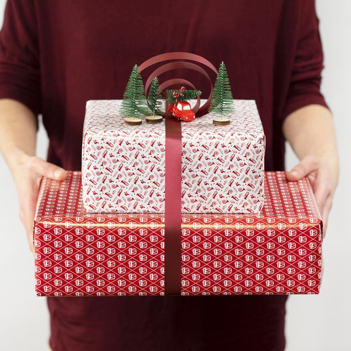 Décoration de cadeau composée d'un noeud en ruban décoratif et de minifigurines