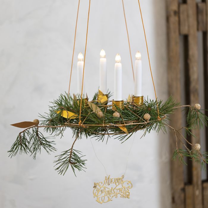 Une couronne de l’Avent suspendue avec des bougeoirs, réalisée en fil de bonsaï et décorations en papier simili cuir