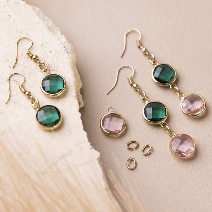Boucles d’oreilles avec un pendentif bijou en cabochon de verre.