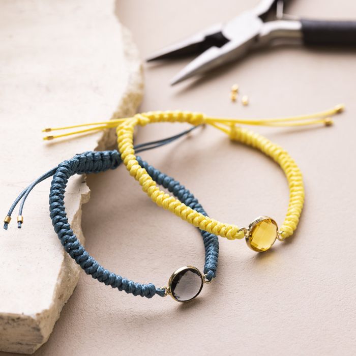 Un bracelet avec pendentif, tressage et fermoir macramé