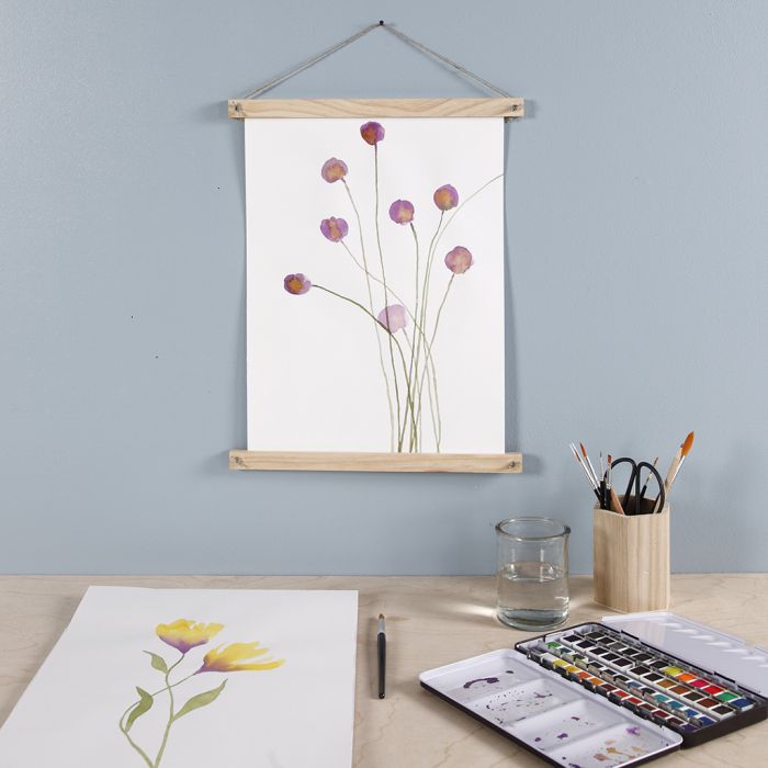 Fleur violette peinte à l’aquarelle, suspendue à l’aide de baguettes pour affiches