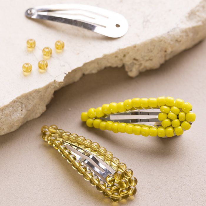 Une barrette décorée avec des perles de rocaille et des perles en verre