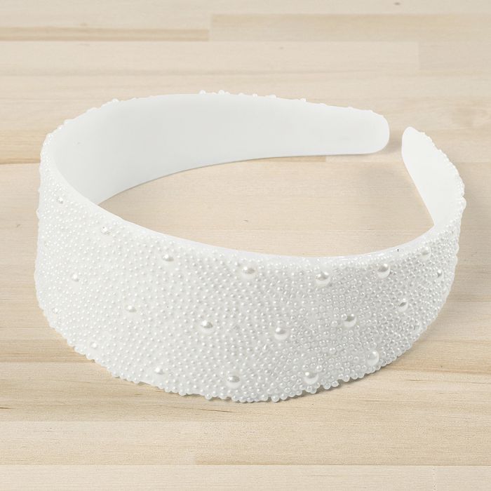 Un bandeau pour cheveux décoré de mini perles de verre et de demi-perles.