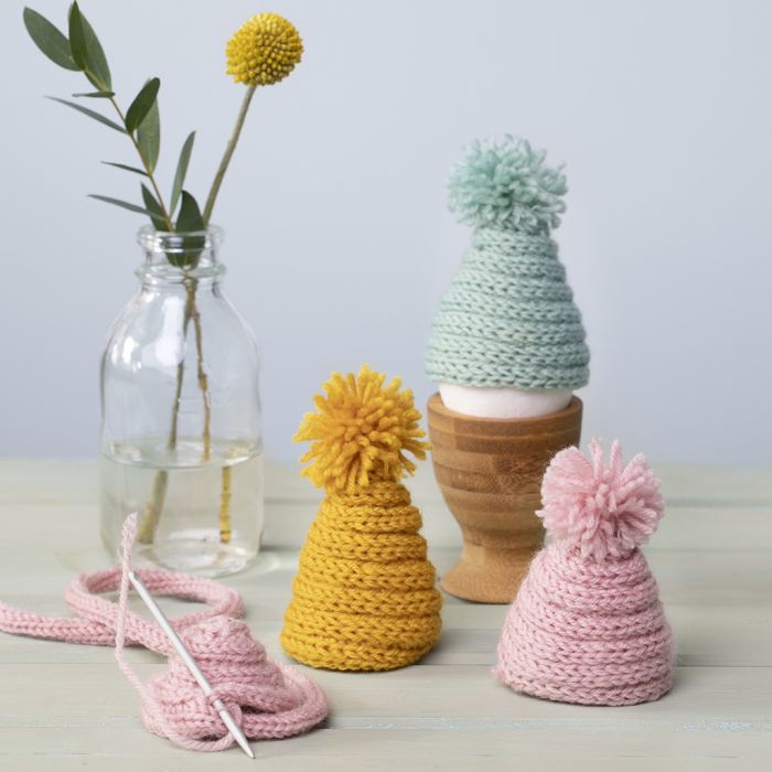 Un chauffe-œuf tricoté à partir d’un tube tricoté avec un pompon