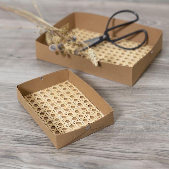 Fabriquez des plateaux en papier imitation cuir, décorés avec du rotin