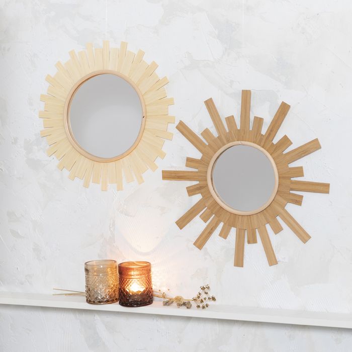 Un miroir décoré en forme de soleil avec du placage de bois.