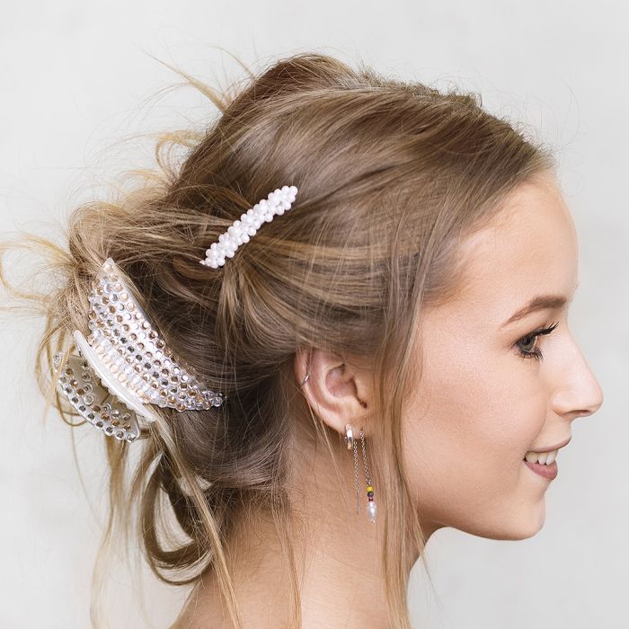 Une pince à cheveux décorée de strass